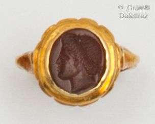 黄金戒指上镶嵌着代表男人轮廓的红玉髓凹版，是一种古朴的风格。手...