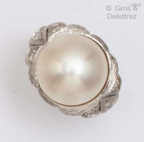白金戒指上镶嵌着一颗马贝珍珠和8/8切割钻石。手指尺寸：51（开环）。...