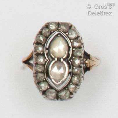 黄金和银戒指，在一个由较小的圆钻组成的镂空装置中镶嵌两颗梨形钻...