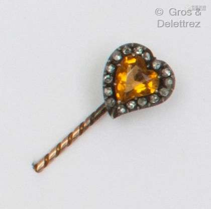 黄金和银质领带针，在玫瑰式切割钻石的镶嵌下，镶有一颗心形黄水晶...