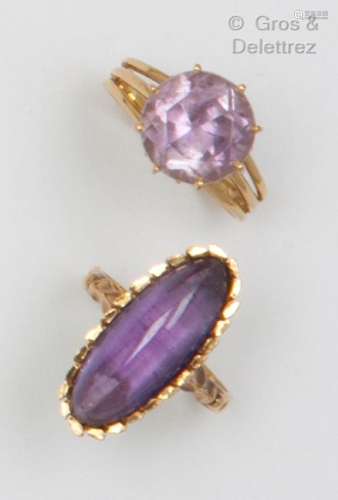 一批两个黄金戒指，每个都有一颗紫罗兰石。手指大小：50。毛重：9.8克...