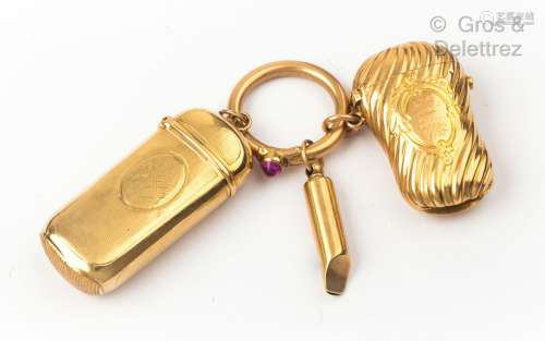 黄金钥匙圈，有一颗红宝石，两个药盒和一个哨子。毛重：48.8克