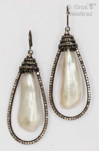 一对黄金和银质耳环，在明亮式切割钻石的镶嵌下装饰着巴洛克珍珠，...