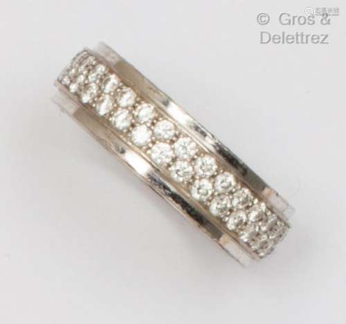 白金结婚戒指，镶嵌明亮式切割钻石。手指大小：55。毛重：10.2克。