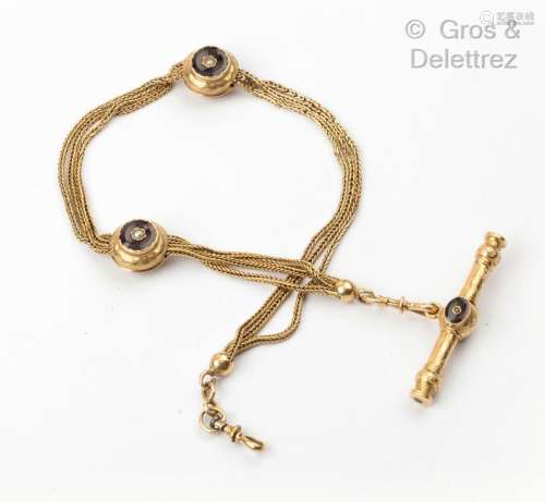 黄金表链和钥匙，在石榴石的镶嵌下，镶有珍珠链节。毛重：27.6克。