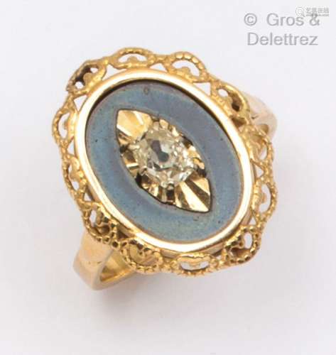 黄金镂空戒指，黑玛瑙上的枕形切割钻石。手指大小：60。毛重：5.7克。