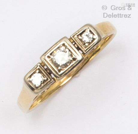 黃金戒指（14K），鑲有一顆圓形切割的鑽石，周圍有小鑽石。戒指上有镂...