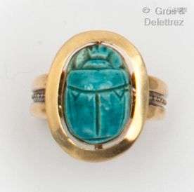 黄金戒指，在坚硬的石头上雕刻了一个甲虫图案。手指大小：63。毛重：7...