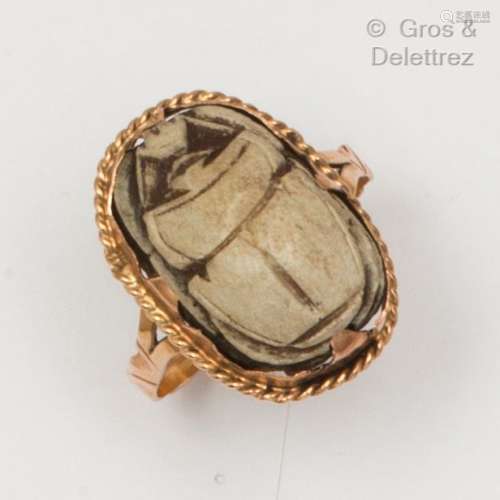 黄金戒指，装饰有白色石头上雕刻的甲虫。手指大小：55。毛重：3.4克