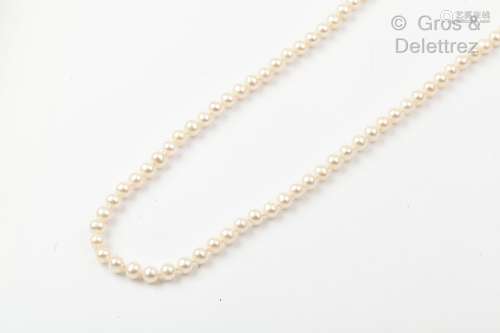 养殖珍珠项链，扣子由条纹框架中的金珍珠组成。长度：70厘米。重量：4...