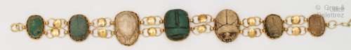 黄金弹性手镯，饰有七只硬石甲虫。长度：18厘米。毛重：15.1克。