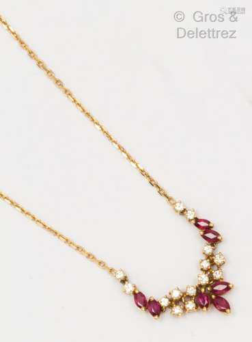 黄金项链，镶有脐带式红宝石和明亮式切割钻石。长度：44.5厘米。毛重...