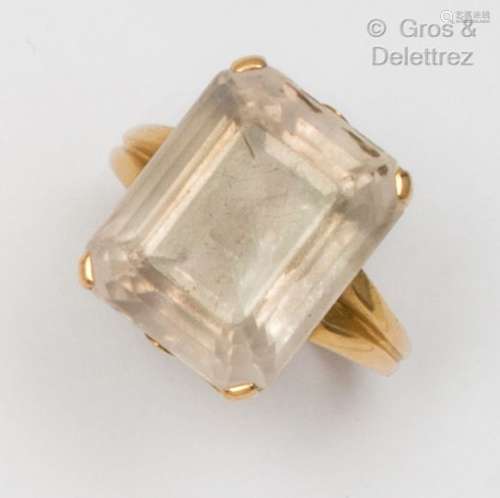 黄金戒指，镶嵌着一颗大的长方形切割海蓝宝石。手指大小：54。毛重：7...