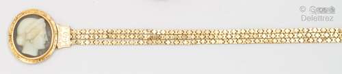 铰链式黄金手镯，装饰有代表女性轮廓的仿树脂浮雕。长度：17厘米。毛...