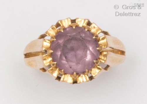 镶有切面紫水晶的黄金戒指。手指大小：53。毛重：4克。