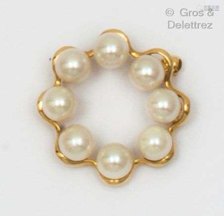 黃金圓形胸針，鑲有八顆養殖珍珠。珍珠的直径：5.8毫米。直径：2,4厘米...