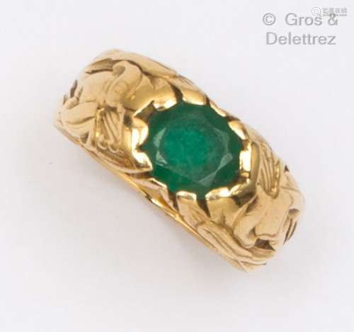 镶嵌有椭圆形绿宝石的黄金戒指。新艺术运动时期。手指大小：53。毛重...