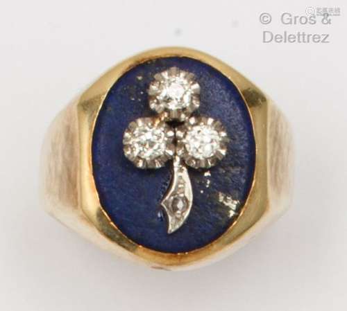 黃金戒指（9K），鑲有青金石和鑲有老式切割鑽石的百合花設計。手指大...