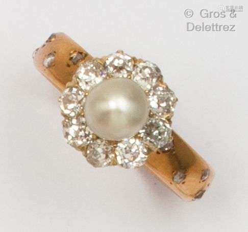 黄金戒指，在老式切割钻石的镶嵌下，镶嵌了一颗纽扣珍珠。戒指上点缀...