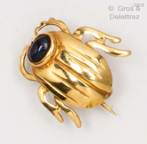 甲虫图案的黄金胸针，头部点缀有凸圆形蓝宝石。尺寸：1,6 x 1,8厘米...