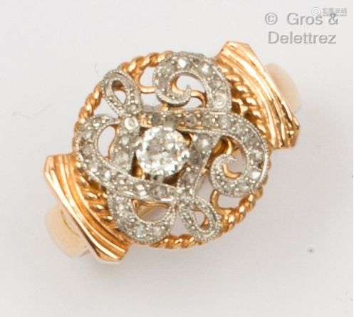 卷轴设计的黄金戒指，镶有玫瑰式切割钻石，中间有一颗较大的明亮式...