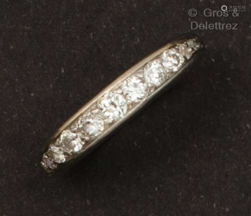 白金结婚戒指，镶嵌有老式切割钻石。手指大小：58。毛重：4.8克。
