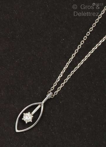 白金吊坠项链，镶嵌着一个露脐纹图案和一颗明亮式切割钻石。钻石的...