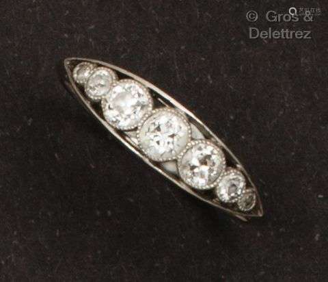 铂金半婚戒，镶嵌老式切割钻石。手指大小：50。毛重：1.6克。