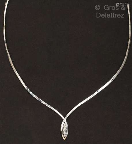 白金半硬质合金项链，交叉的丝带托着五颗明亮式切割钻石。长度：38厘...