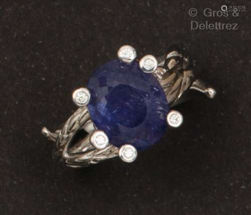 白金戒指，镶嵌着一颗重达8.32克拉的变色蓝宝石，周围镶嵌着明亮式...
