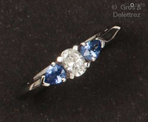 白金戒指，镶嵌着一颗椭圆形钻石和梨形蓝宝石。手指大小：54。毛重：3...