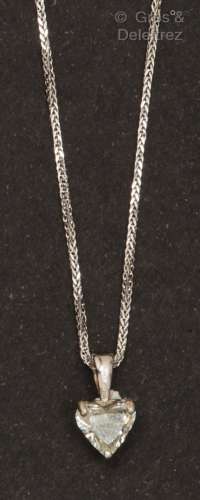 白金链条和吊坠，装饰有一颗心形钻石。钻石的重量：约0.70克拉。P.毛...