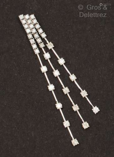 一对白金耳环，由三行铺镶的明亮式切割钻石组成。长度：6厘米。毛重：...