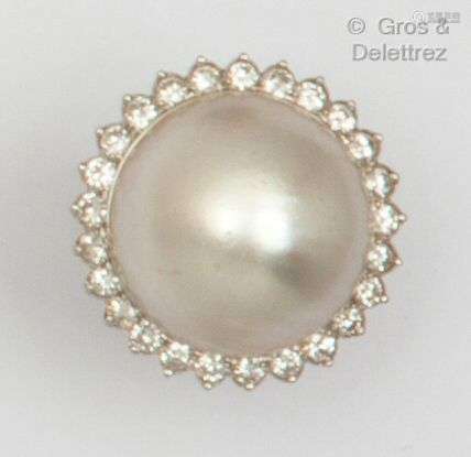 铂金戒指，在一圈明亮式切割钻石中镶嵌一颗马贝珍珠。手指大小：52。...