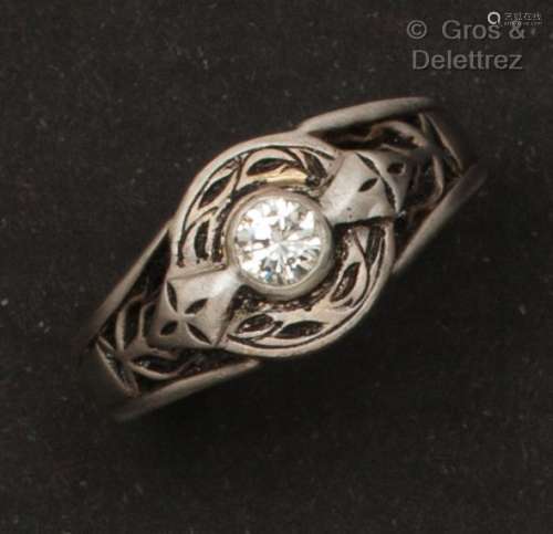 珐琅彩镂空白金戒指，镶嵌一颗明亮式切割钻石。钻石的重量：0.30克拉...