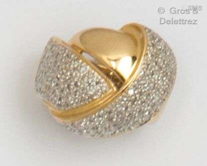 编织装饰的黄金戒指，部分镶嵌了明亮型切割钻石。手指大小：52。毛重...