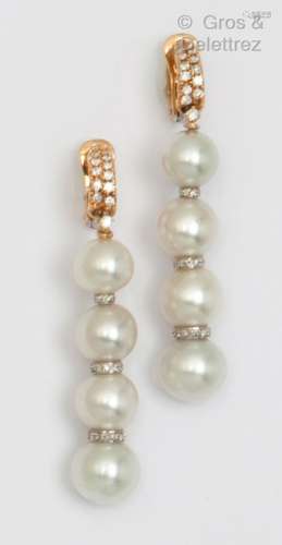 一对黄金耳环，由养殖珍珠和明亮式切割钻石点缀而成。长度：6厘米。毛...
