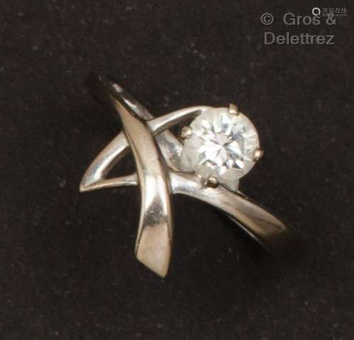 白金戒指，带子上镶嵌着一颗明亮式切割钻石。钻石的重量：0.50克拉。...