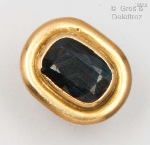 黄金戒指，镶嵌着一颗大的刻面蓝宝石，采用gadroon镶嵌法。手指大小...