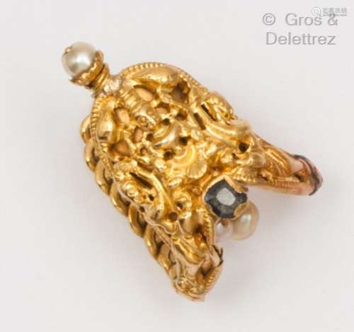 饰有东方舞者的黄金戒指，镶嵌着一颗方形刻面的蓝宝石，手持四颗珍...