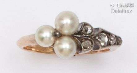 饰有叶子的黄金戒指，镶有玫瑰切割钻石和三颗珍珠。手指大小：41.毛...