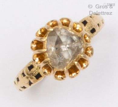 镶有玫瑰式切割钻石的黄金戒指。手指大小：48。 毛重：2.6克。