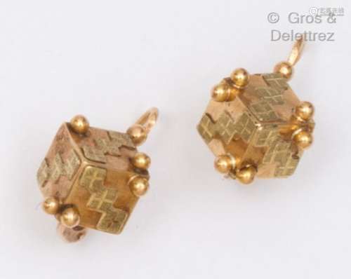 一对黄金耳环，几何图案中点缀着黄金珠子。长度：1,9cm。毛重：1.3克。