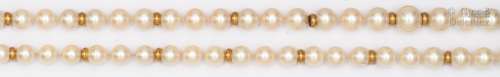项链由一排养殖珍珠和镀金的金属套筒交替组成，白金搭扣上镶嵌着明...