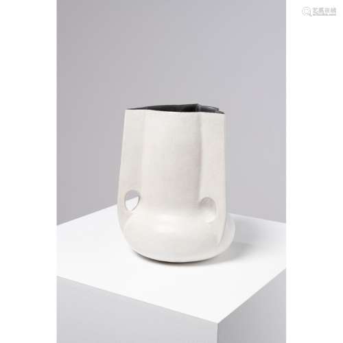 伊莎贝尔-西卡(生于1970年)花瓶釉面陶瓷背面刻有签名 