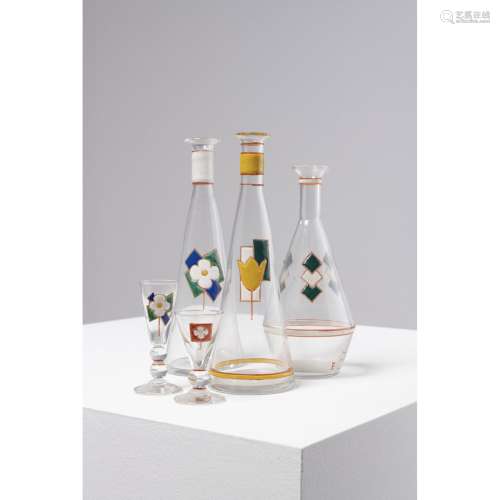 莫里斯-马里诺 (1882-1960)一套三个瓶子和两个利口酒杯用多色珐琅...
