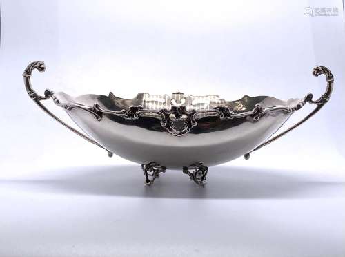 银质酱缸，四脚带卷轴，边缘饰有刺桐叶和贝壳，把手为嵌合体形式19世...