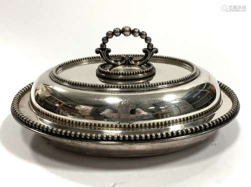 威尔士亲王镀银金属豆类盘，边缘有珍珠装饰，环形手柄上有递减的珍...