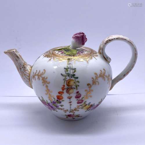 德国 19世纪白瓷小茶壶，装饰有花朵，手柄和壶嘴为原木的变形画。盖...