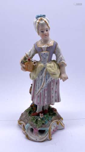 德国，19世纪珐琅彩小农妇提着花篮，她站在花桩旁，在罗盖尔底座上。...